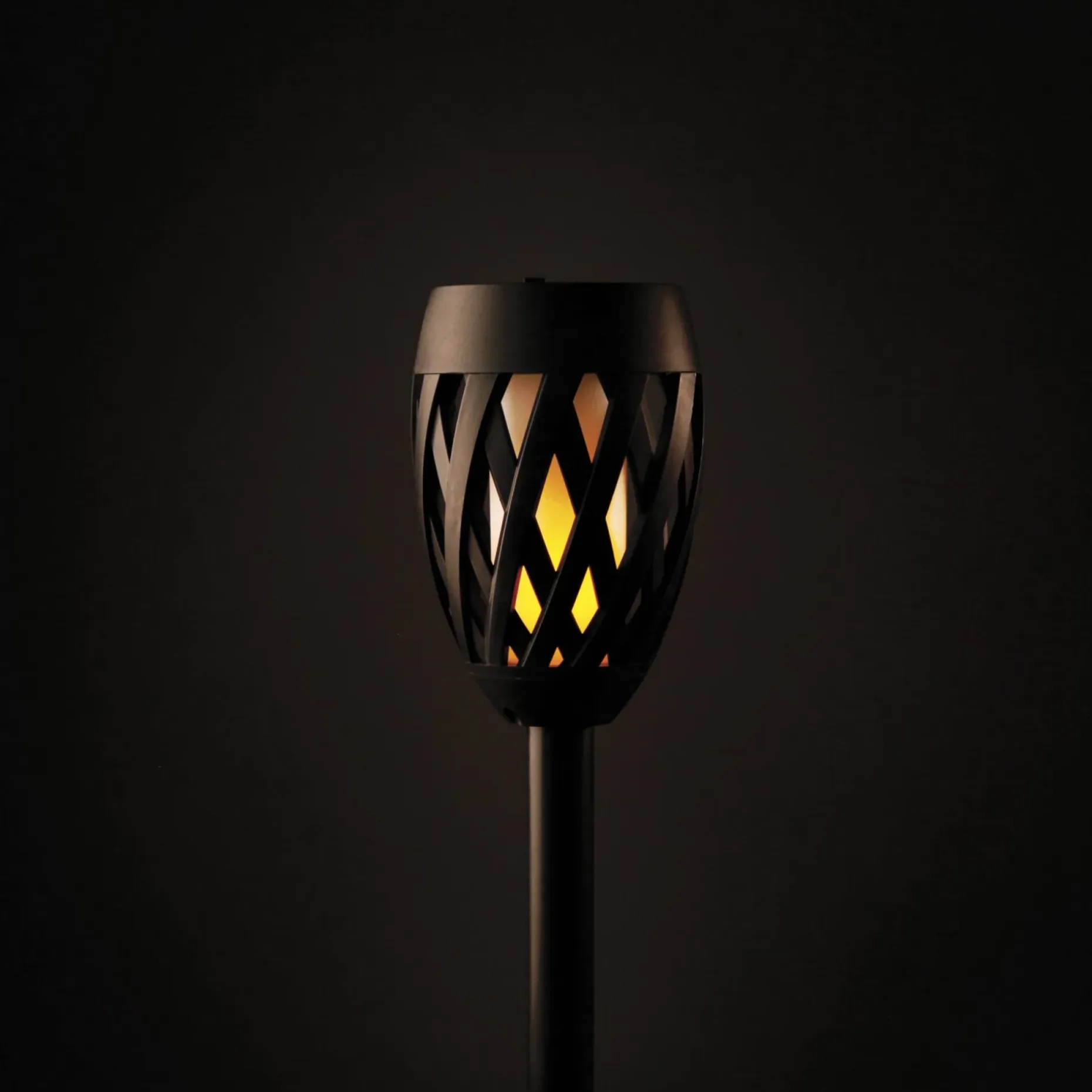 DET GAMLE APOTEK GLOWFIRE SOLCELLE FAKKEL SORT 58 CM