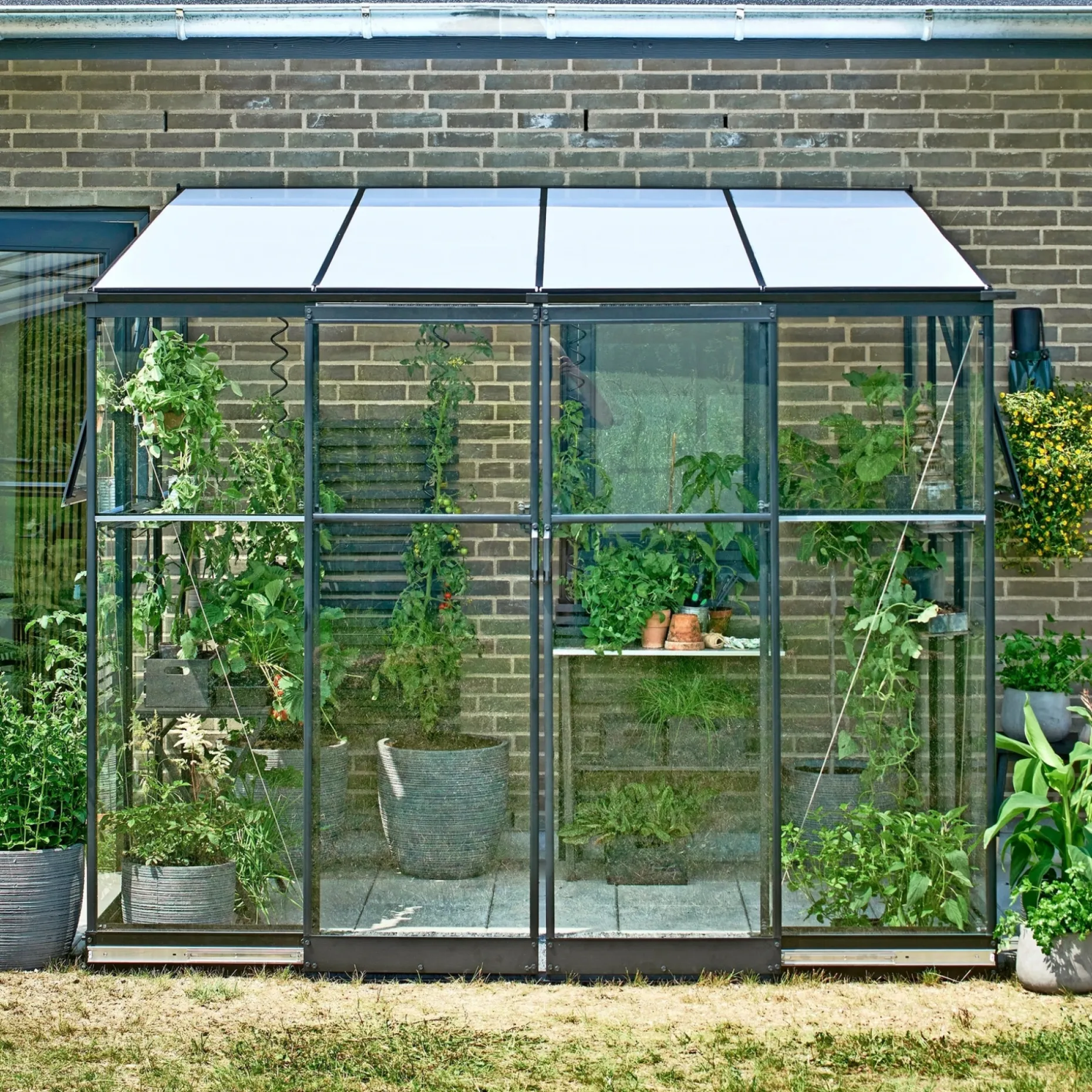 HALLS QUBE LEAN-TO 68 VÆGDRIVHUS 3 MM HÆRDET GLAS SORT 4,7 M2
