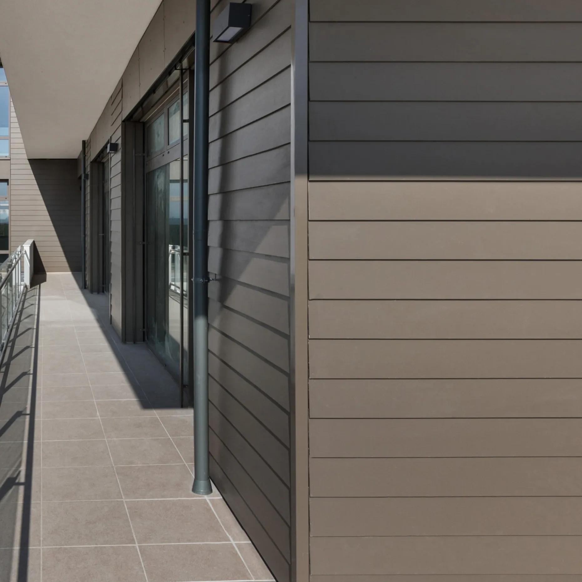 JAMES HARDIE GLAT HARDIEPLANK 8 X 180 X 3600 MM KASTANJEBRUN