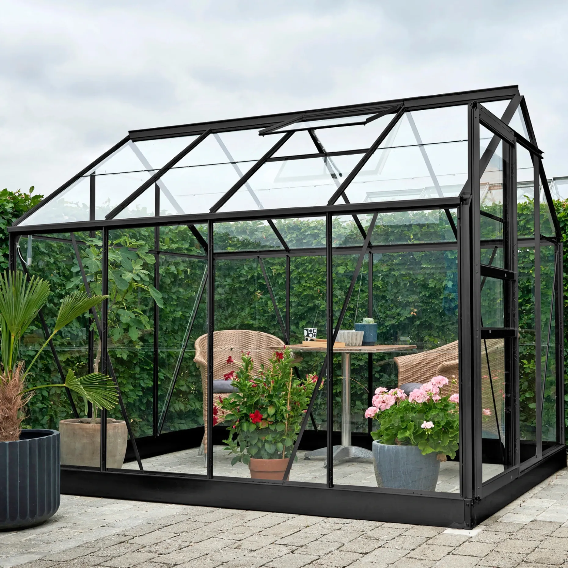 OUTRIUM HALLS DRIVHUS INKL. SOKKEL 3 MM DELT GLAS SORT 5 M²