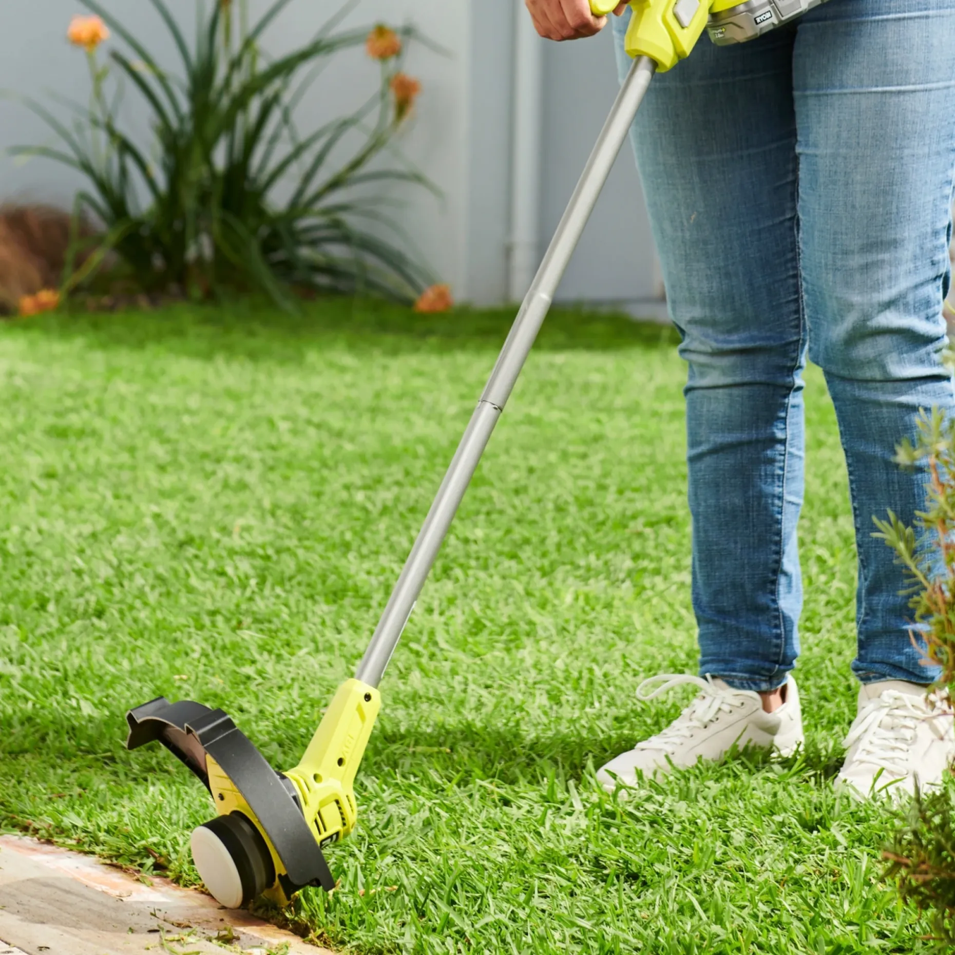 RYOBI RY18LT23A-120 GRÆSTRIMMER 23 18V MED BATTERI OG LADER