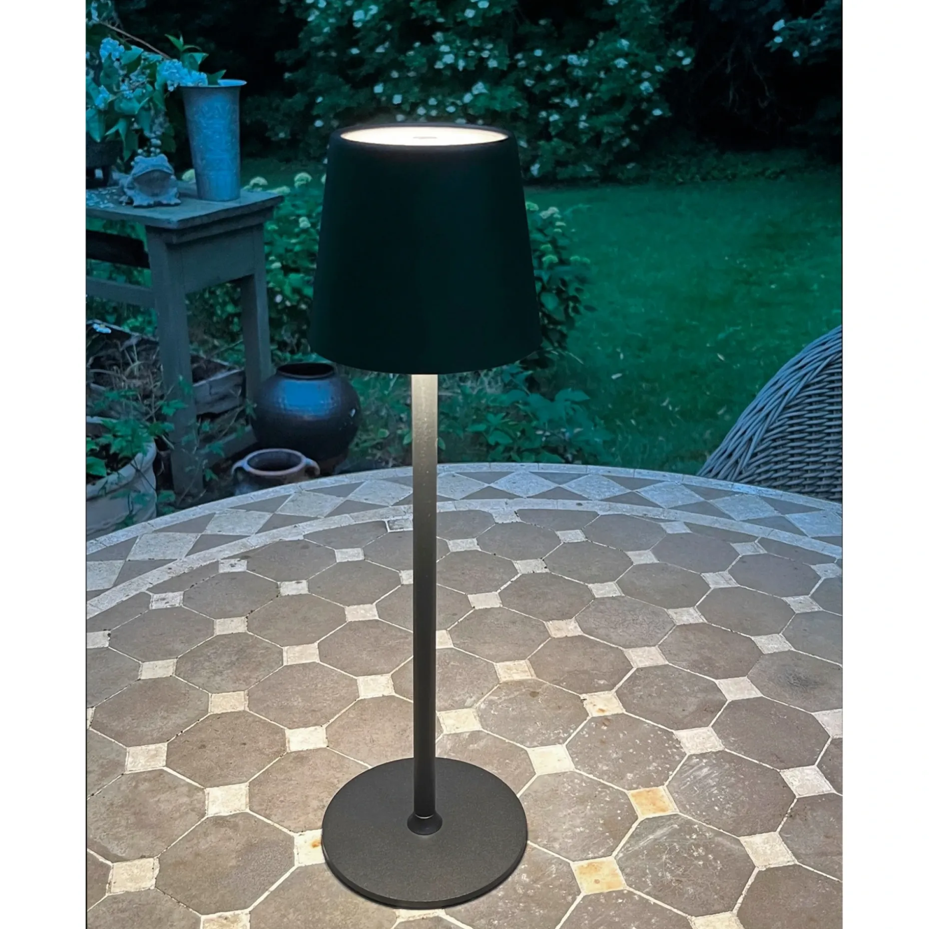 VELI LINE STYLE TOUCH GENOPLADELIG BORDLAMPE SORT